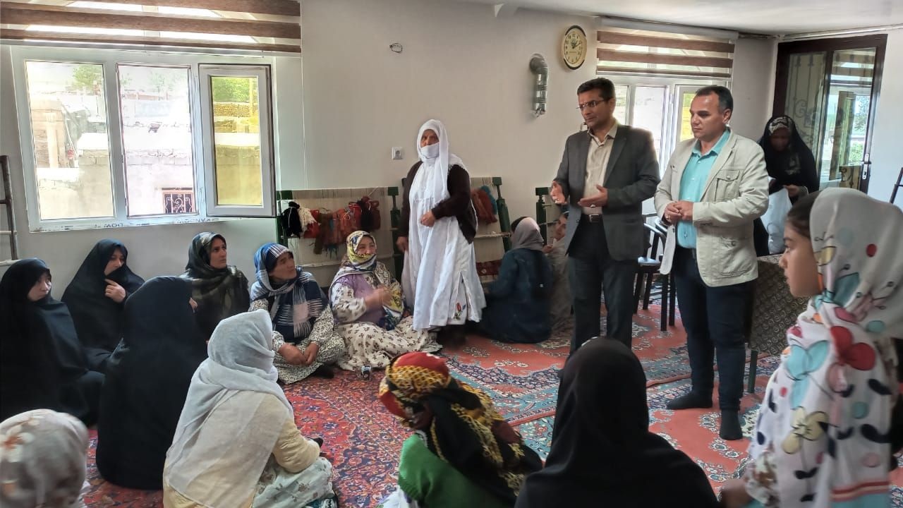 کلاس آموزشی گلیم و ورنی‌بافی در روستای شایق سرعین برگزار شد
